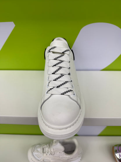 WHITE AND BLACK PLAT SNEAKERS (ON HAND)